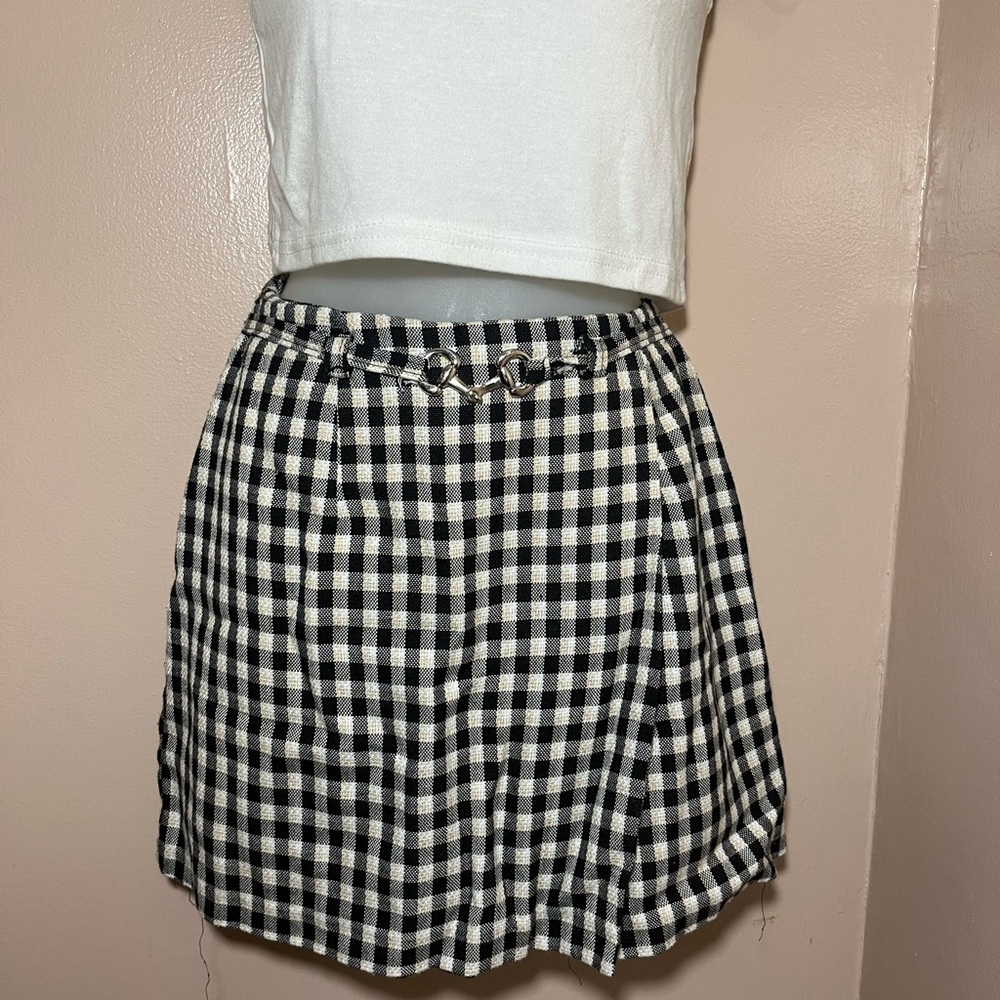 Chic Plaid Mini Skirt in Black and Cream
